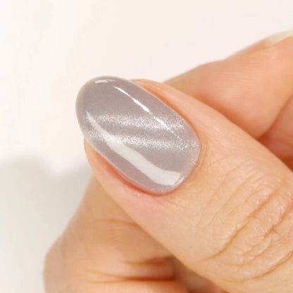 Close-up of a finger with DC 9DCE #25 "9 Lives" pastel purple cat-eye shimmer gel nail polish
