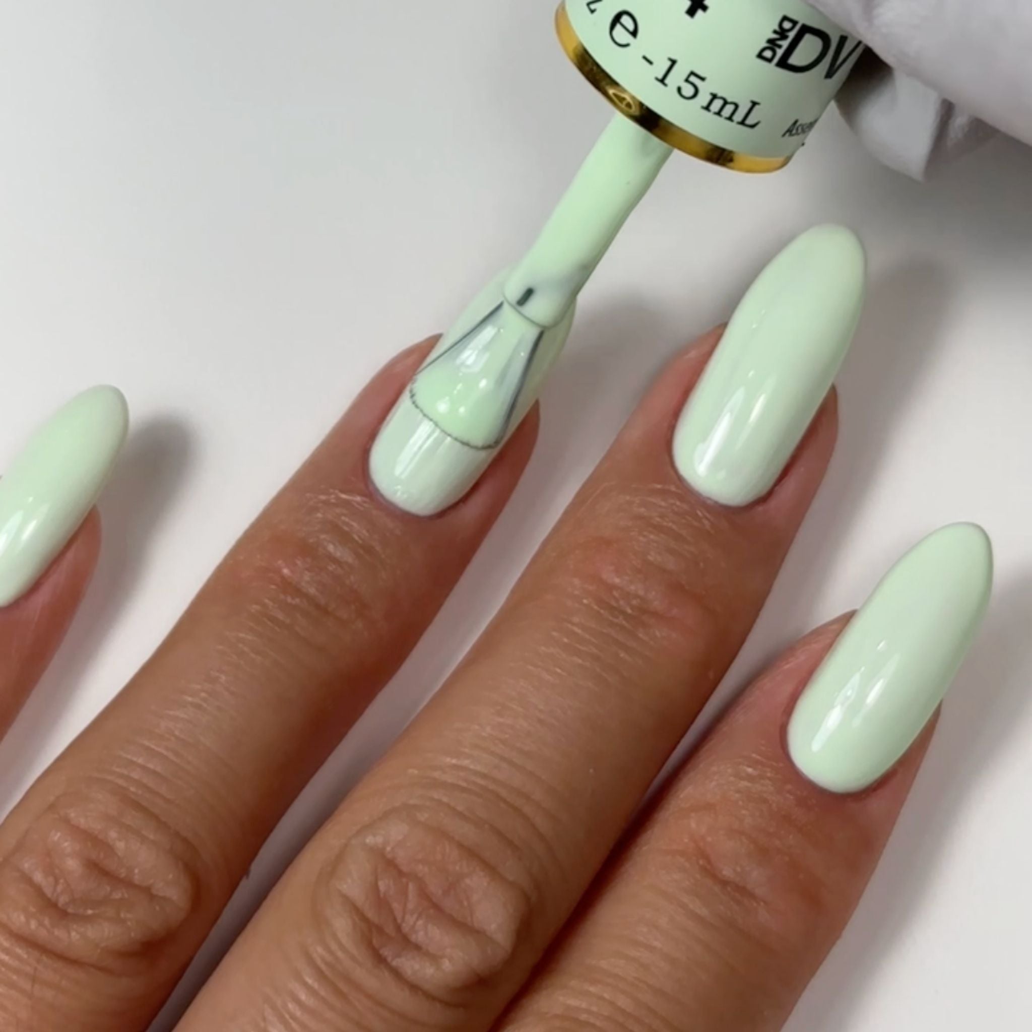 Peppermint Marshmallow DIVA #104 – DND Gel