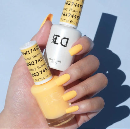 Golden honey nail polish shade perfect for summer manicure on short square nails
